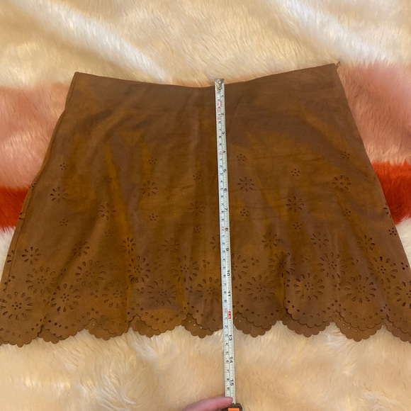 Zara trafaluc brown suede miniskirt with flower cutouts - Picture 7 of 8